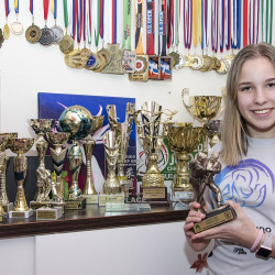 Nezabúdame ani na bývalých žiakov - veľká sestra, Sisa Tománková, so svojimi oceneniami.